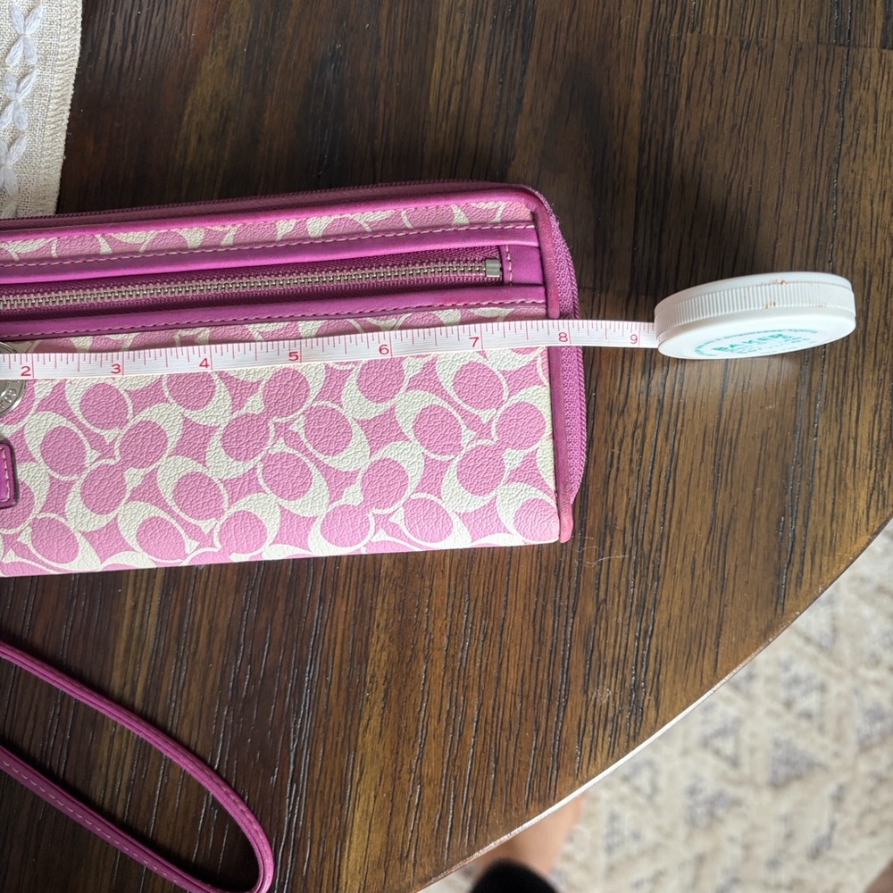 Coach Chelsea Collection Wristlet Clutch with hangtag
🎉Host Pick🎉 - Picture 11 of 11